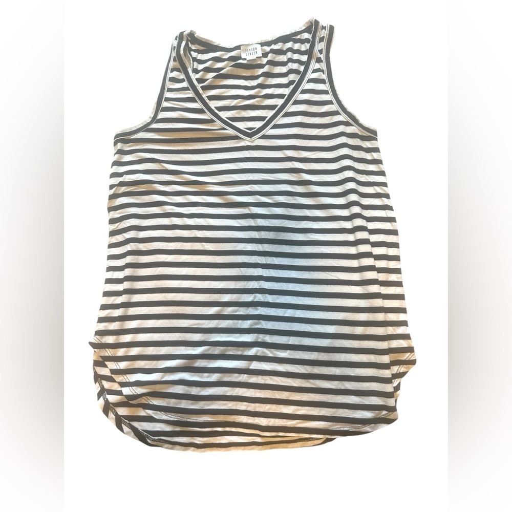 Peyton Jenson Small B&W Striped V-Neck Sleeveless Top EUC